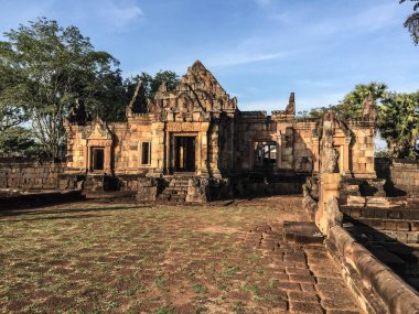 Dini inançlarda kutsal şeylere ibadet etmek için taştan yapılmış bir bina..