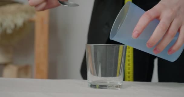 Vrouw Giet Water Glas Aan Tafel Lijm Maken Voor Het — Stockvideo