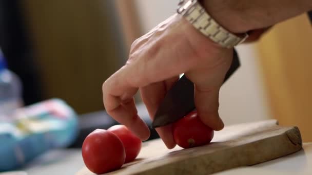 Hände Einer Hausfrau Schneiden Frische Tomaten Auf Einem Holzbrett Mit — Stockvideo