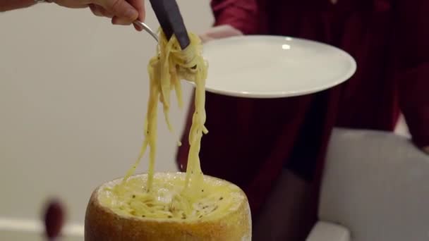 Chef Met Les Pâtes Trempées Dans Fromage Chaud Sur Plaque — Video