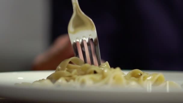 Casalinga Mescola Torce Gli Spaghetti Sulla Forchetta Argento Mangiare Fondo — Video Stock