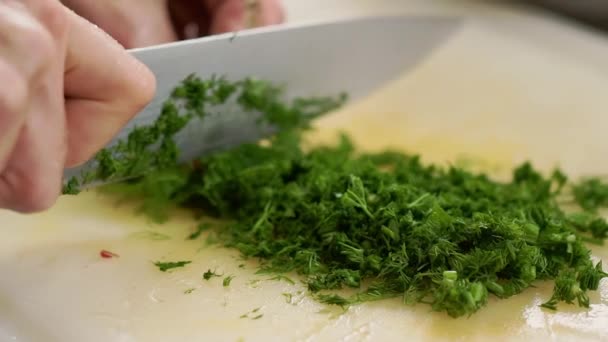 Hands Housewife Cutting Fresh Green Dill Knife Blurred Background Woman — Vídeo de stock