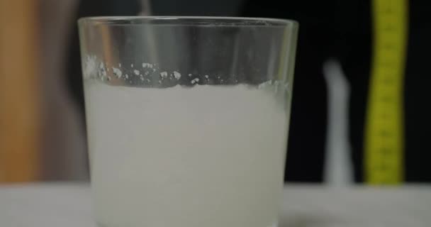 Donna Colla Miscelando Liquido Con Cucchiaio Vetro Piedi Tavola Milliner — Video Stock