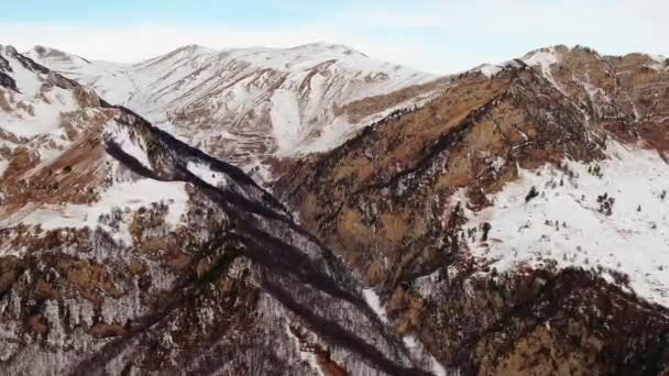 Bílý Sníh Leží Obrovských Skalnatých Vrcholcích Kavkazu Pod Zataženou Oblohou — Stock video