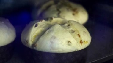 Paskalya pastaları fırında haç şeklinde pastalar pişiriyorlar. Kurutulmuş böğürtlenli tatlı hamur işi yüksek sıcaklığın etkisiyle kahverengiye döner.