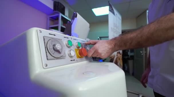 Chef Masculino Establece Parámetros Mezclador Masa Eléctrica Profesional Baker Trabaja — Vídeos de Stock