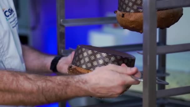 Чоловічий Пекар Вішає Ніжні Гарячі Паски Стійку Охолодження Зберігання Смачних — стокове відео