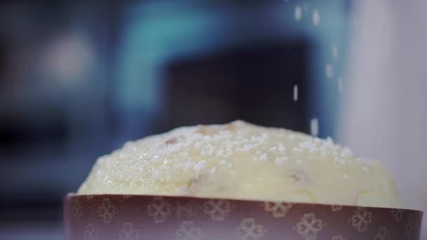 菓子は白いスプリンクルでイースターケーキを飾ります プロのベーカリーマクロで新鮮なおいしいペストリーの料理をぼやけた背景に — ストック動画