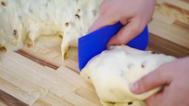 Cocinero Macho Separa Pedazo Masa Dulce Con Espátula Cocina Plástico — Vídeo de stock