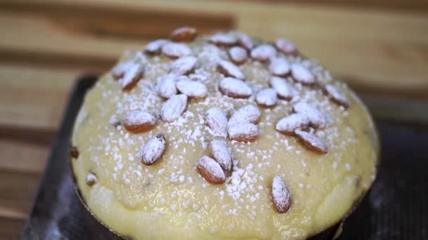 Lezzetli Paskalya Pastası Kuru Üzümlü Yuvarlak Kağıt Şeklinde Yemek Tepsisinde — Stok video