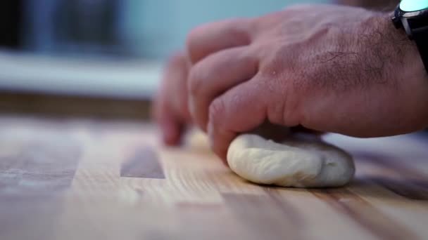 Αρσενικός Μάγειρας Δουλεύει Ζύμη Στο Φούρνο Άνθρωπος Ζυμώνει Ζύμη Σχηματίζοντας — Αρχείο Βίντεο