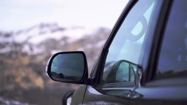 Kafkasya Nın Bulanık Dağlarına Karla Kaplı Arabanın Yan Aynası Bulutlu — Stok video