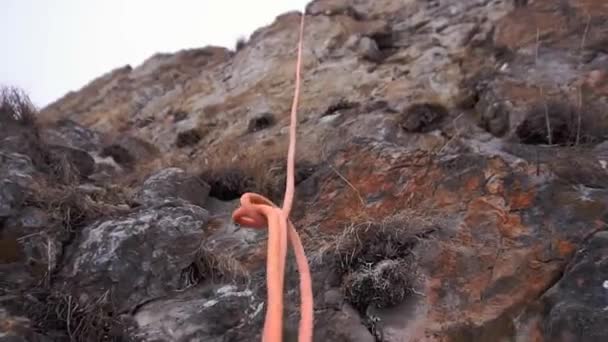 Cuerda Fuerte Para Que Los Montañeros Escalen Formaciones Rocosas Gigantes — Vídeo de stock