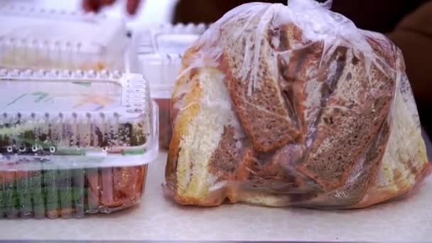 Caminhante Coloca Caixas Plástico Com Alimentos Fatias Frescas Pão Saco — Vídeo de Stock