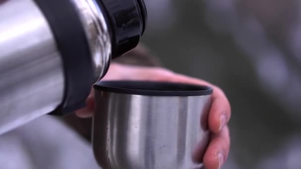 Mãos Homem Derramando Chá Quente Garrafa Térmica Copo Tampa Fundo — Vídeo de Stock