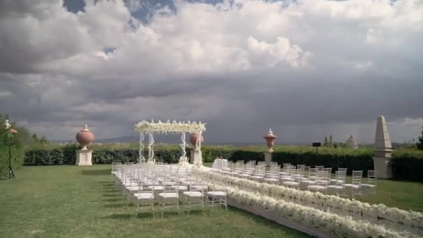 Kültéri Esküvői Helyszín Fehér Virág Boltíves Ösvényen Díszített Székek Drága — Stock videók