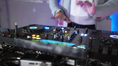 DJ otel kompleksi restoranındaki düğün partisinde misafirlere müzik çalar. Erkekler dans pistinde dans etmek ve yeteneklerini göstermek için ziyaretçileri cezbeder.