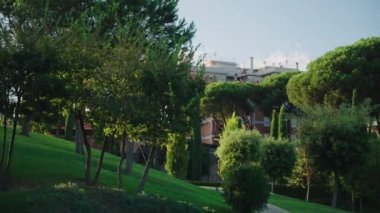 Mavi gökyüzüne karşı tepe yamacında yeşil ağaçlarla çevrili bir yerleşim tesisinde bina. Çeşitli kutlamalar ve düğünler için planlanmış bir yer.