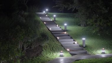 Misafirler için mumlarla süslenmiş konut binasının giriş merdivenleri. Geceleri küçük sokak lambalarıyla aydınlatılan taş merdivenler.