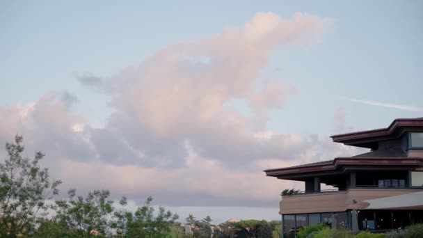 Розовые Облака Плавают Голубом Небе Над Роскошным Курортным Комплексом Вечером — стоковое видео
