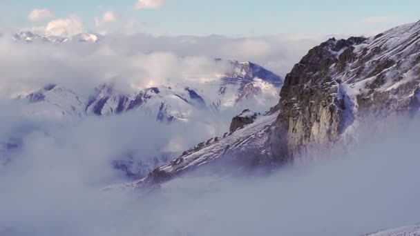 Gęsta Mgła Opada Przełęcz Kaukazu Mroźny Zimowy Dzień Śnieżne Szczyty — Wideo stockowe