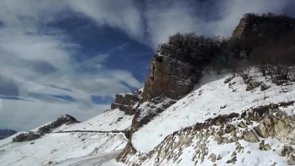 Góry Skalistego Kaukazu Pokryte Świeżym Białym Śniegiem Pod Pochmurnym Niebem — Wideo stockowe