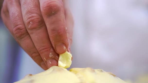 Baker Hand Doet Stukje Boter Gekruist Gesneden Deeg Sweet Easter — Stockvideo