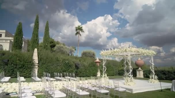 Arco Casamento Decorado Com Flores Brancas Caminhada Caminho Prata Beco — Vídeo de Stock