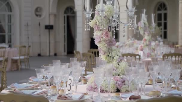 Mesa Decorada Con Candelabro Envuelta Flores Color Rosa Blanco Preparación — Vídeos de Stock