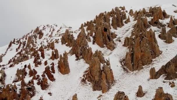 Rocks Formed Slope Massive Caucasus Mountain Range Canyon White Snow — Wideo stockowe