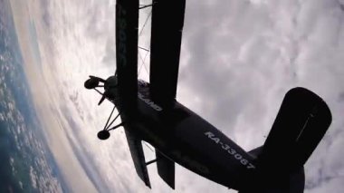 Adam uçaktan atlıyor ve serbest düşüşün tadını çıkarıyor. Paraşütçü profesyonel sporcu olarak soyguncuları kullanıyor. Yeşil Dünya 'nın üzerinde bulutlu gökyüzünde insan paraşütü açıyor.