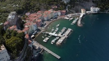 Tekneler ve yatlar için Marina inanılmaz manzaralı turistleri cezbediyor. Çok katlı binaların apartman pencereleri deniz koyuna bakıyor.
