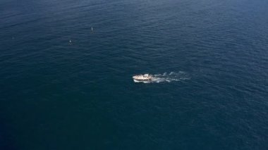 Gemide turistlerin olduğu yat, rotayı açık denizden kıyıya doğru tutar. Yat kaptanının depoyu doldurması gerekiyor. Motorlu tekne benzin istasyonuna gidiyor.