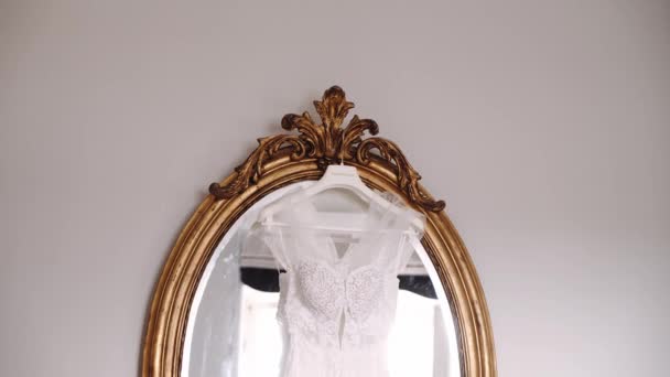 Décollet Blanc Brodé Corset Robe Mariée Pend Sur Miroir Ovale — Video