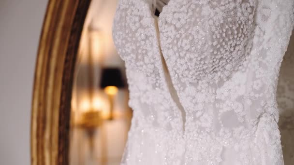 Espartilho Vestido Noiva Contra Espelho Com Moldura Dourada Closeup Espartilho — Vídeo de Stock