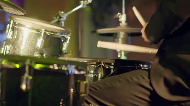 Drummer Gebruikt Stokken Tenordrum Bekken Slaan Tijdens Concertclose Muzikant Zorgt — Stockvideo