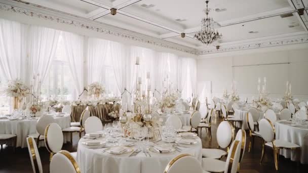 Dekorovaný Restaurační Sál Velkými Okny Hostinu Svatební Hostině Bílé Židle — Stock video