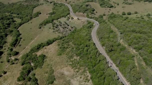 Yılan Yolu Yeşil Ormanlı Alçak Tepelerden Geçiyor Turist Arabaları Uzun — Stok video