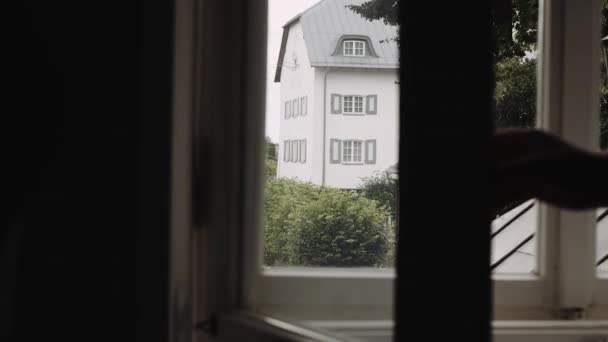 Widok Biały Zabytkowy Dwór Przez Okno Pokoju Mieszkalnym Kobieta Ręka — Wideo stockowe