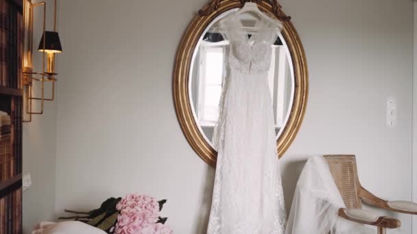 Geborduurde Trouwjurk Hangt Spiegel Gouden Frame Kamer Bruids Sluier Fauteuil — Stockvideo