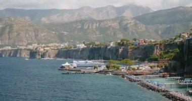 Güneşli körfez. Yatları ve tekneleri denize kıyısı olan rıhtımlar. İtalya 'nın güneyindeki Sorrento' da doğayı keşfeden heyecanlı turistlerle dalgalar