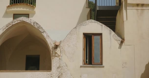 イタリアの絵のような街Amalfiの古代の家のみすぼらしいファサード 照明付きの家の住人は新鮮な空気にアクセスするためのウィンドウを開く — ストック動画