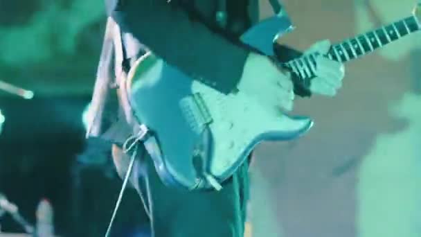 Guitariste Joue Guitare Électrique Dansant Pendant Spectacle Sur Scène Concert — Video
