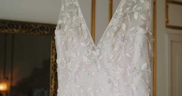 Corpete Vestido Casamento Luxo Para Noiva Pendurada Quarto Hotel Para — Vídeo de Stock