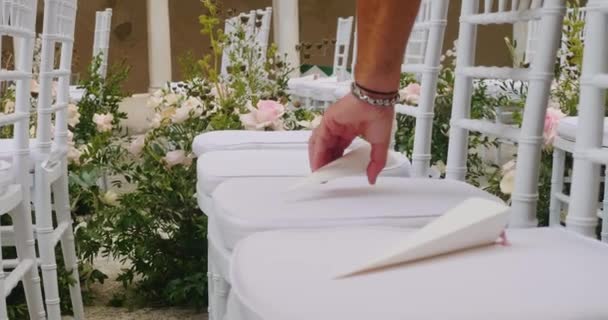 Homme Dispose Petits Bouquets Sur Des Chaises Blanches Pour Les — Video