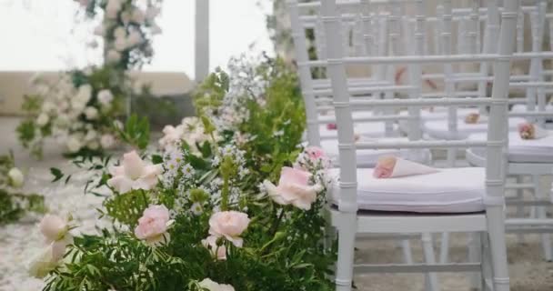 Chaises Blanches Avec Petits Bouquets Pétales Fleurs Ruelle Dans Galerie — Video