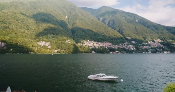 Barco Motor Ligado Bóia Deriva Água Contra Montanha Florestal Luz — Vídeo de Stock