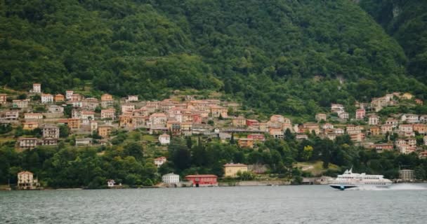 Alte Häuser Verstreut Fuße Der Forstwirtschaft Italienischen Bergen Großes Touristenschiff — Stockvideo