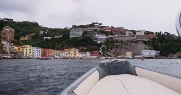 소렌토에서는 부이와 도시를 항해하고 이탈리아 남부의 절벽에 산재해 — 비디오