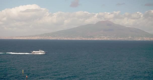 Stora Yacht Segel Havet Vid Soliga Sorrento Mot Vesuvius Vulkan — Stockvideo